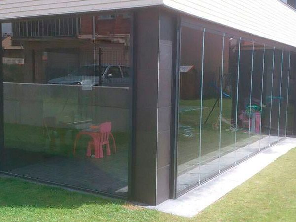 Cortinas de Vidrio para cerramientos. Aluminios Pumeda, Noáin, Navarra.