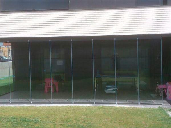 Cortinas de Vidrio para cerramientos. Aluminios Pumeda, Noáin, Navarra.