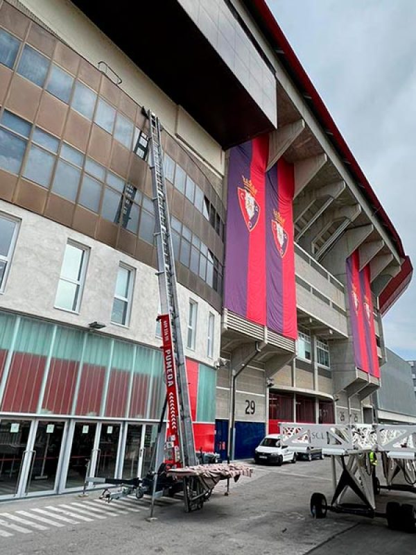 Disponemos de varias máquinas elevadoras propias. Aluminios Pumeda, Noáin, Navarra.