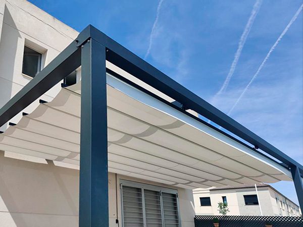 Toldos impermeables y toldos extensibles o retráctiles. Aluminios Pumeda, Noáin, Navarra.